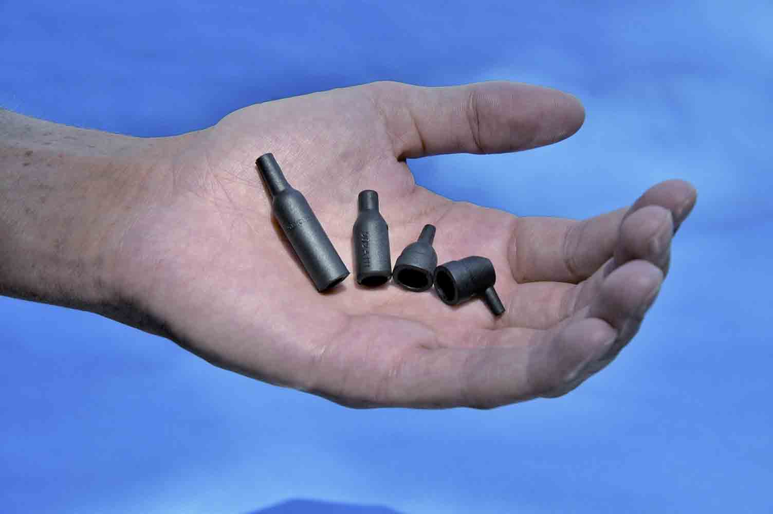 模壓熱縮零件已經(jīng)收縮。微型零件節(jié)省空間和重量。